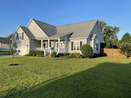 Saltwater Pool-Hottub-4 Br 3 BA-King Beds-7 Miles to the Beach!