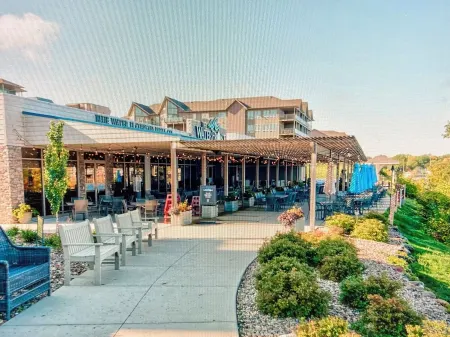 Relaxing Getaway, Lakeside Sunsets, 6 Waterpark passes, Memories Galore!!