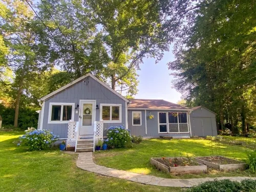 Escape to Caladan Cottage! Cozy pet-friendly lake house: AC, multi-beach access.
