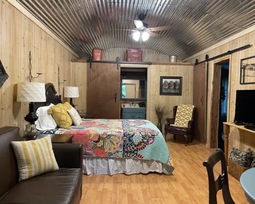Papa Bears Cozy Cabin at Up The Creek Hotels in Hardin County