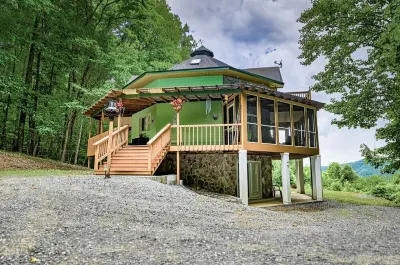 Majestic, three bedroom mountaintop vacation retreat! Pet friendly!