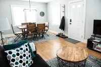 New Reno. Entire Home. Blue Bungalow in downtown Lake Geneva. Walk to Lake