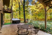 AMAZING LAKE GENEVA ABBEY SPRINGS HOME + HOT TUB +  2 GOLF CARTS!
