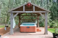 Cozy and Dog Friendly Retreat by Relaxing Creek & Hot Tub by Lake Cushman