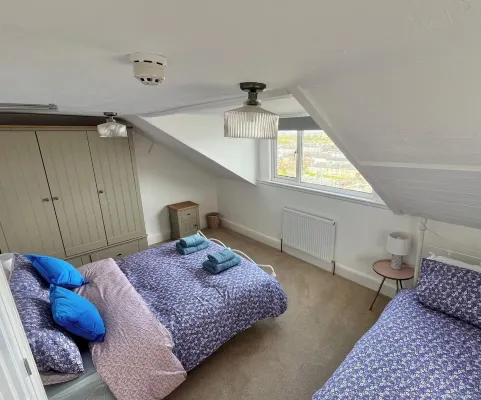 Spectacular Harbour and Mountain Views, Porthmadog, Snowdonia, Sleeps 9