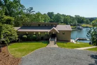 Luxury Lakehouse! Sleeps 15, Pets Welcome!