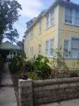 Uptown Classic Bungalow Walk to Castillo de San Marcos, Ripley's, Restaurants!!!