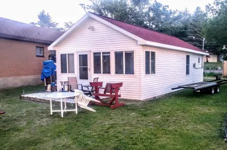 Waterfront house with sandy beach near downtown