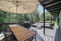 Pet-Friendly Family Retreat, 4Br, Hot Tub, GameRoom