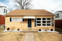 2BD, 1BA Home. 5-10 Minutes to ANYWHERE in JCMO! Hotels near Cathedral of St Joseph
