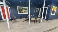 The Red Door Retreat with Huge Pool and Hot Tub