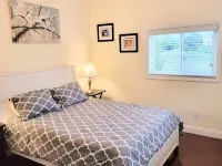 Charming duplex with private yard. Close to the beach, dining & shopping! 格林尼治住宿飯店
