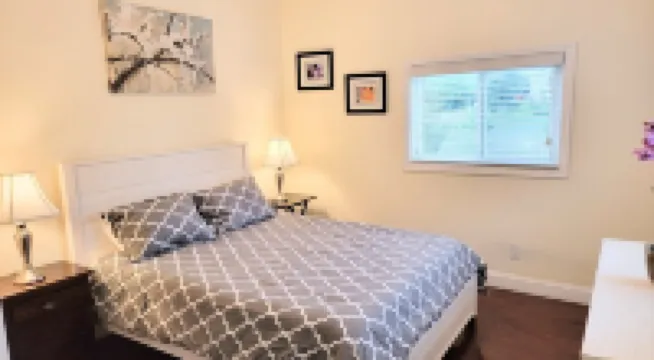 Charming duplex with private yard. Close to the beach, dining & shopping!