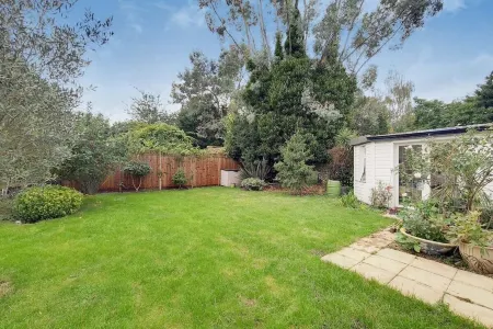 Luxury 3-bedroom House 3 minutes from Tube station Отели рядом со станцией West Ealing