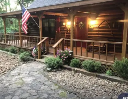 “Almost Heaven” a beautiful log cabin located in a lake and golfing resort!