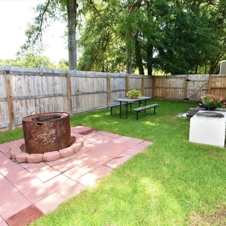 Teal Door Inn-With Fire Pit!