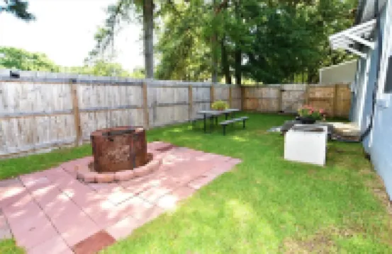 Teal Door Inn-With Fire Pit!