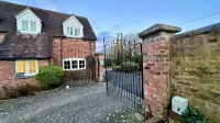 Holly Cottage, Pet Friendly, Secure Courtyard Parking, Near Historic Ironbridge.