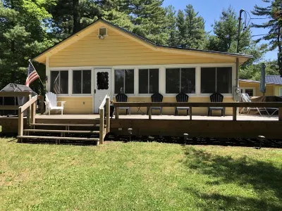 Spacious Cottage with Lake Access in quiet lakeside community