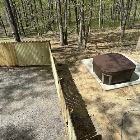 Secluded cozy cabin with modern amenities/hot tub/pet friendly/wifi