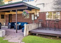 Newly Remodeled, Sleeps 12, Quiet neighborhood near it ALL, Pet Friendly