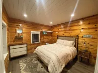 Creek-Canyon Property, Acre-Fenced. Dogs OK. 4bd+Entertainment Rm w-8 bunk beds Hotel dekat Whiting Sawmill