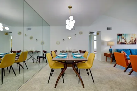 Mid Century Escape. Envious location. Отели рядом с достопримечательностью «Муртен Ботаникал Гарден»