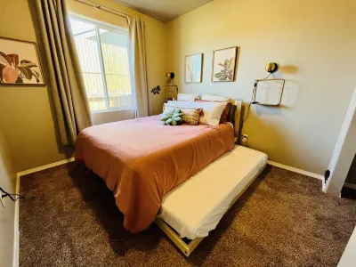 Top Rated! Bring the Kids, Big Backyard! Sleeps 12. Fast Wifi. Hotels near Rogue Valley International-Medford Airport