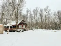 Cozy chalet near lakes and mountains. Pet friendly!