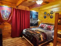 Hogwarts Hideaway -XL Outdoor Deck/Scenic Hot Tub/Movie Theater in Private Woods