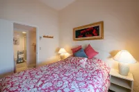Lake Charlevoix/King/Queen/2 Bed/2 Bath Condo/Town/Beach/Pool