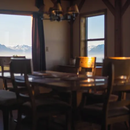 Cozy lodge near town w Stunning Views & Fireplace