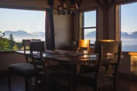 Cozy lodge near town w Stunning Views & Fireplace