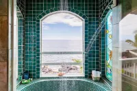 Private Oceanfront Home, Sleeps 10, Fire Pit, Minutes to Kailua, Backyard Beach