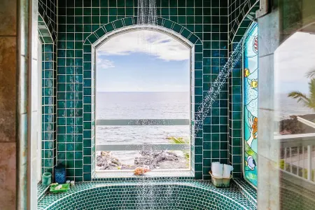 Private Oceanfront Home, Sleeps 10, Fire Pit, Minutes to Kailua, Backyard Beach