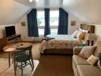 The Little Green Apt. cute, cozy and lots of light. Perfect for 2 or solo