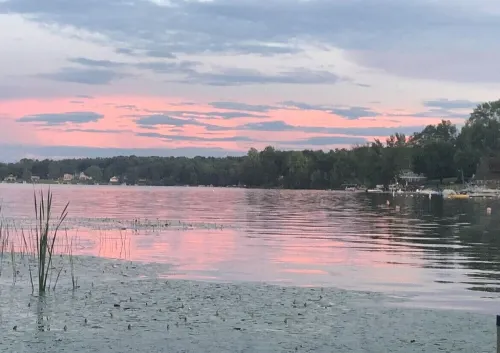 Cozy lake front unit close to Honesdale, Elk Mountain, Scranton & much more!