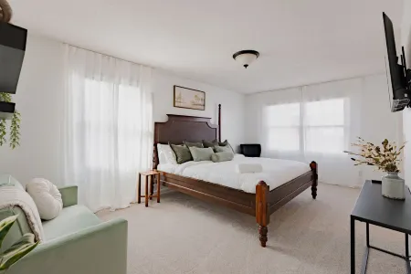 Sweet Retreat W/ 2 King Rooms - Pet & Family Friendly! Fenced in yard