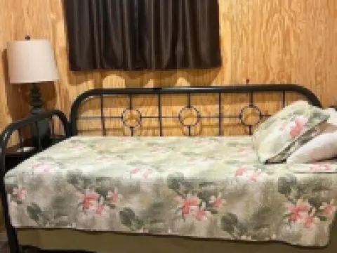 Cozy cabin on Lake Ludwig with a nice view of the lake. Pet friendly! 約翰遜縣酒店
