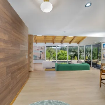 Newly remodeled midcentury modern house close to many attractions