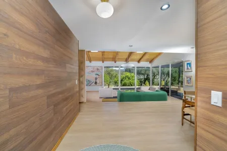 Newly remodeled midcentury modern house close to many attractions