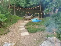 Innsbrook Falls Hideaway - Roomy lakefront Chalet w/ spacious deck & firepit Hotels in Innsbrook
