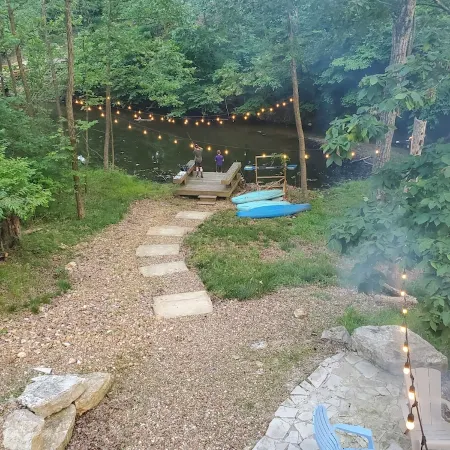 Innsbrook Falls Hideaway - Roomy lakefront Chalet w/ spacious deck & firepit