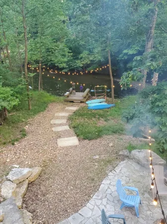 Innsbrook Falls Hideaway - Roomy lakefront Chalet w/ spacious deck & firepit