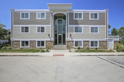 Asher's Lake Michigan Premier 2 BR Beachfront Penthouse Condo - Book today!!