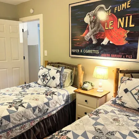 2 bed/1 bath, 1.5 blocks to beach/town, dog friendly