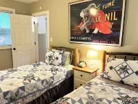 2 bed/1 bath, 1.5 blocks to beach/town, dog friendly