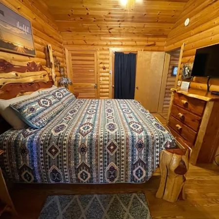 3 Bed Log Cabin, w/2 Jacuzzi, 1 mi to Sdc,  Pool, Nature Trails, Private Lake