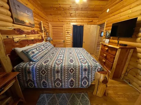 3 Bed Log Cabin, w/2 Jacuzzi, 1 mi to Sdc,  Pool, Nature Trails, Private Lake