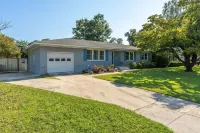 Luxurious & Comfy Haven: Prime Location ~ Pool ~ Hot Tub ~ Fire Pit ~ Gym ~ Pkg!